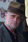 https://upload.wikimedia.org/wikipedia/commons/thumb/1/1f/Michael_Rooker_Makeup_and_Hairstyling_Symposium_-_Feb_2015_%28cropped%29.jpg/100px-Michael_Rooker_Makeup_and_Hairstyling_Symposium_-_Feb_2015_%28cropped%29.jpg